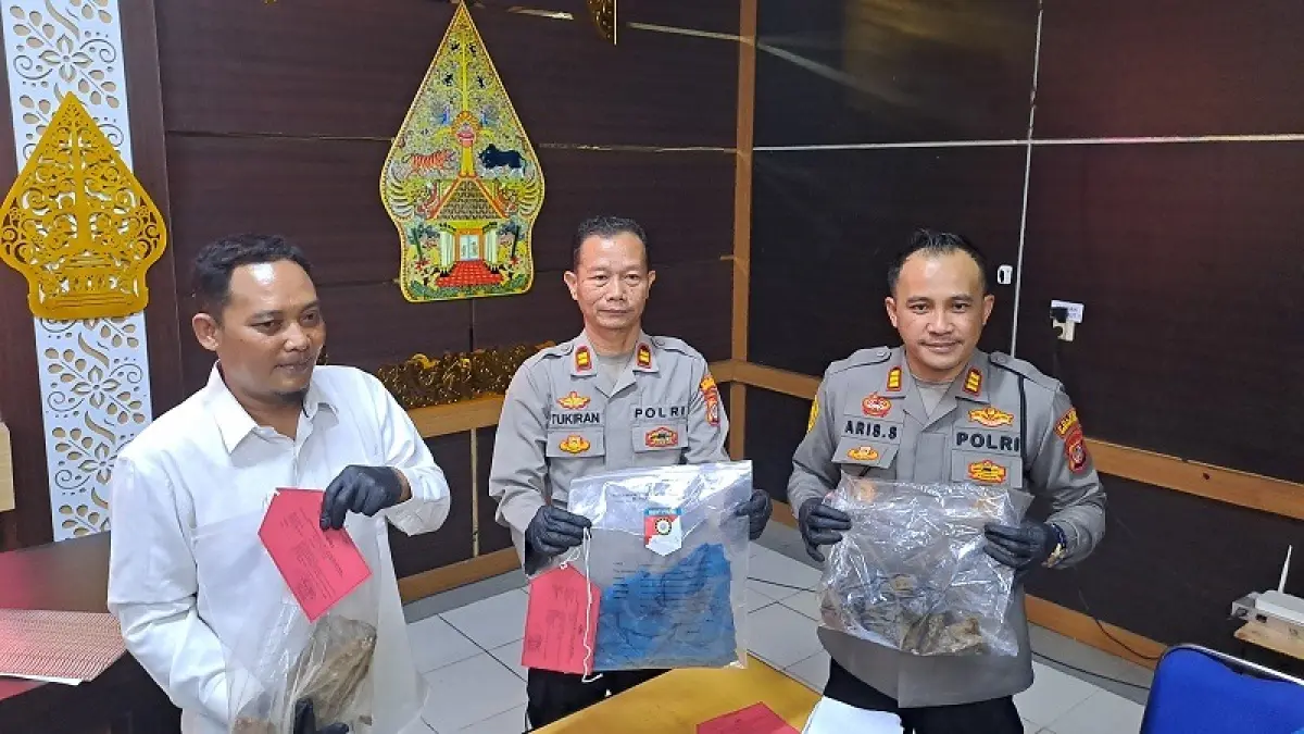 Barang Bukti: Pakaian dan celana yang digunakan tersangka saat melahirkan bayi, diamankan polisi untuk kepentingan penyidikan. (Dzika&nbsp;Fajar/Radar Jogja)