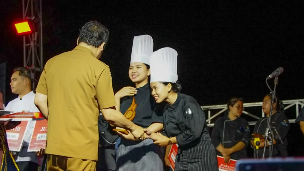  Bupati Magelang saat memberikan hadiah kepada para pemenang Culinary Challenge dan Tabletop di Marga Utama Candi Borobudur, Senin (31/8) malam.
