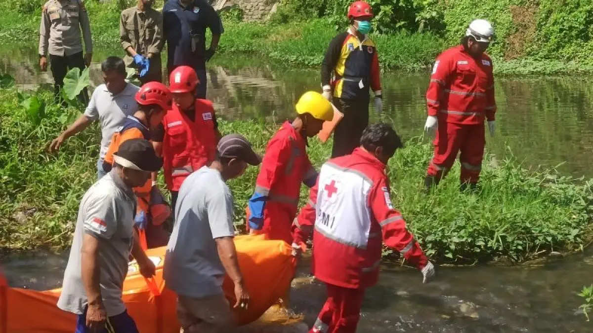 EVAKUASI: Petugas saat mengangani penemuan mayat di sungai bawah Jembatan Baru UGM Selasa (1/9). (Dokumentasi BPBD Sleman)
