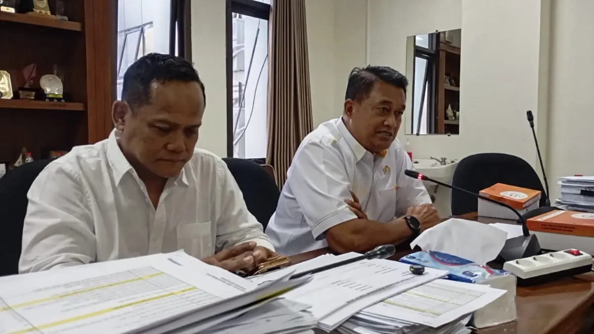 EVALUASI: Ketua Komisi C DPRD Kota Jogja Bambang Seno Baskoro didampingi sekretaris komisi Eko Djoko Widiyatno saat ditemui di Kantor DPRD Kota Jogja, Selasa (1/9/2026) - IWAN NURWANTO 