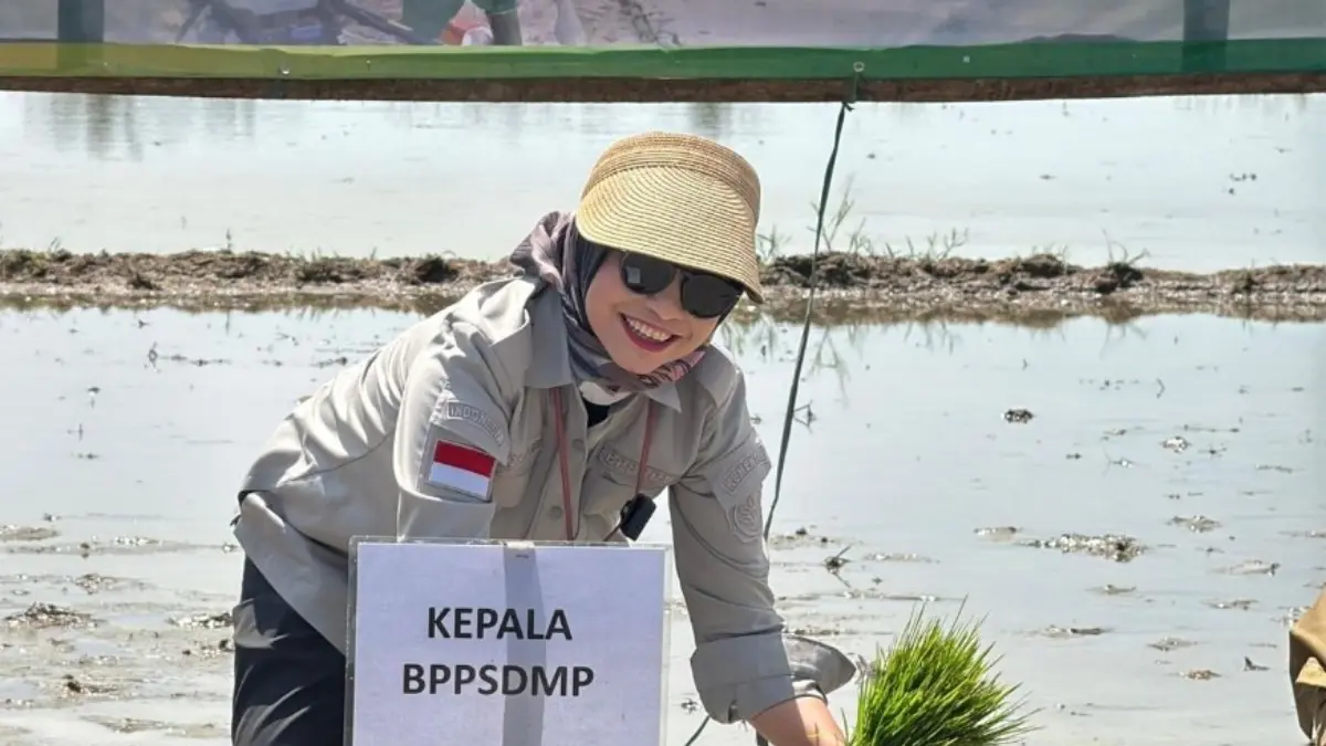 GERAKAN TANAM SEREMPAK: Kepala BPPSDMP Kementerian Pertanian Idha Widi Arsanti di Kabupaten Langkat, Sumatera Utara. (ISTIMEWA)