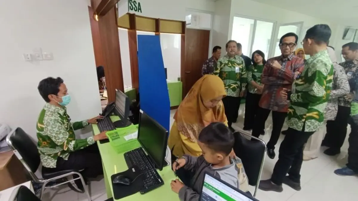 Gubernur DIY Hamengku Buwono X saat meninjau peresmian tiga gedung Rumah Sakit Jiwa Grhasia Selasa (1/9). (Delima&nbsp;Purnamasari/Radar Jogja)