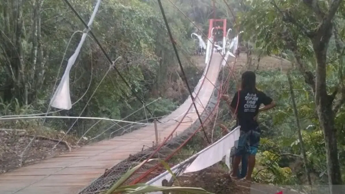 Jembatan Gantung Pongpet Miring Saat Dilintasi Puluhan Orang Usai Peresmian (Antara Foto) 