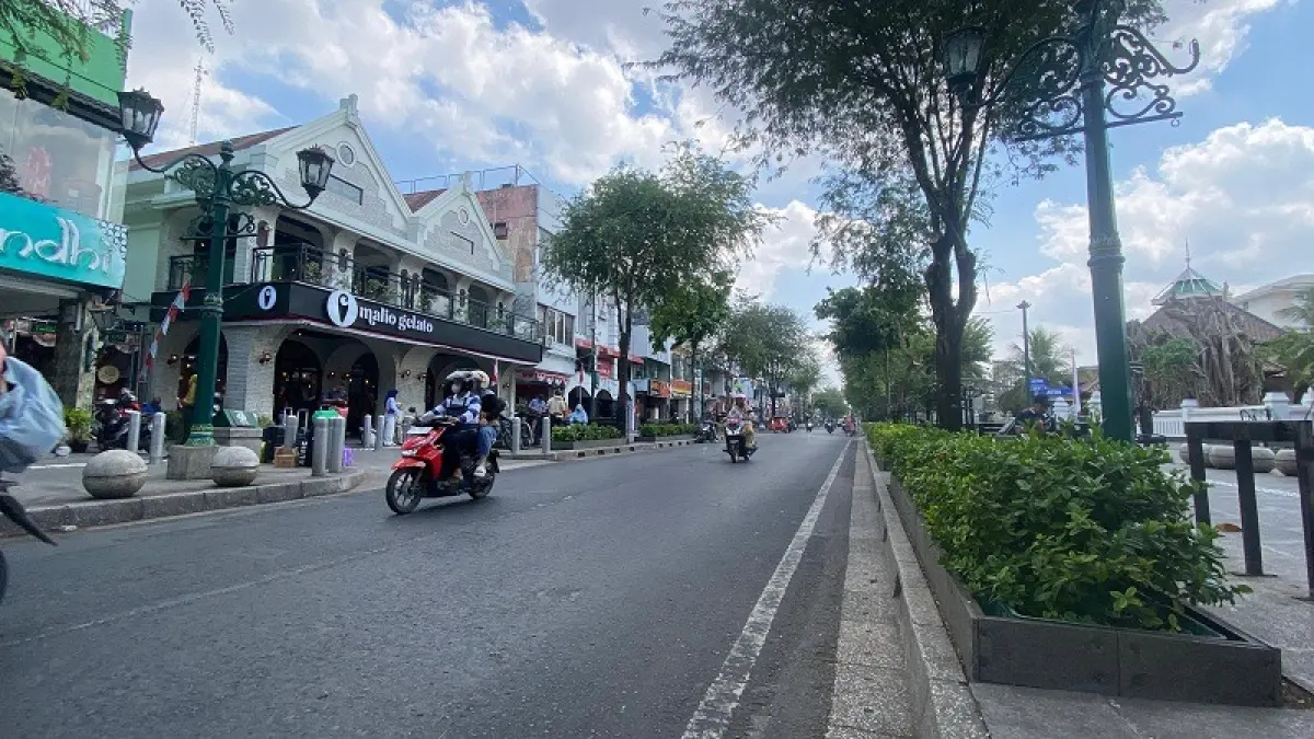 ILUSTRASI: Pengendara sedang melewati Jalan Malioboro. Penerapan full pedestrian Malioboro dilakukan November mendatang. Cintia Yuliani/Radar Jogja&nbsp;