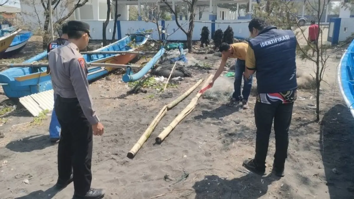OLAH TKP: Personel kepolisian di lokasi terbaliknya perahu nelayan di Pantai Genjik, Kertojayan, Grabag yang mengakibatkan seorang nelayan meninggal. (Dokumentasi Polsek Grabag)
&nbsp;
