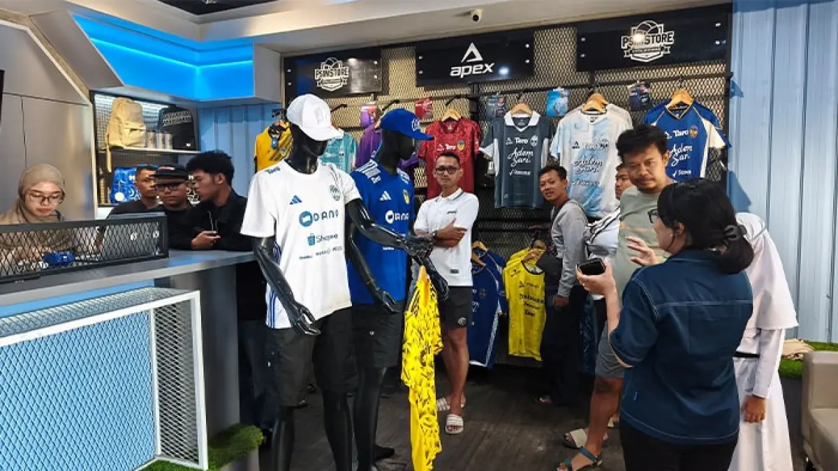 Para pendukung PSIM Jogja yang melakukan pre-order Jersey baru di PSIM store. (Fahmi Fahriza/Radar Jogja)