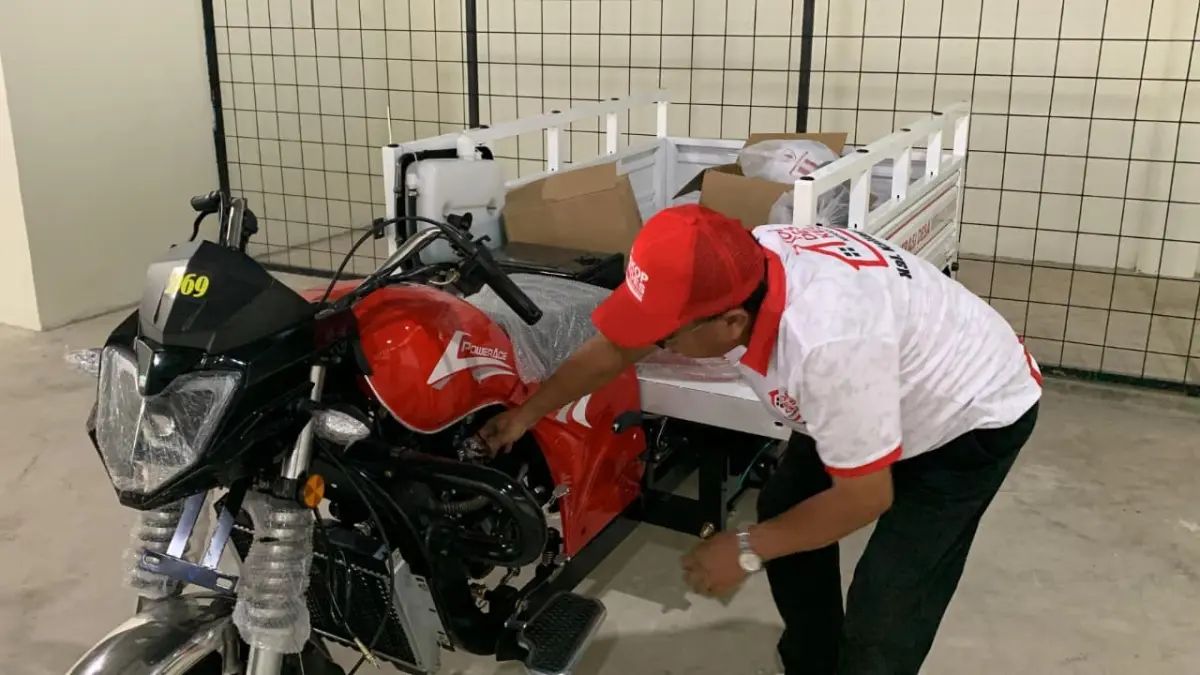 PEMBANGUNAN: Pekerja membangun KDMP di salah satu kalurahan di Kapanewon Kokap. (ANOM BAGASKORO/RADAR JOGJA)