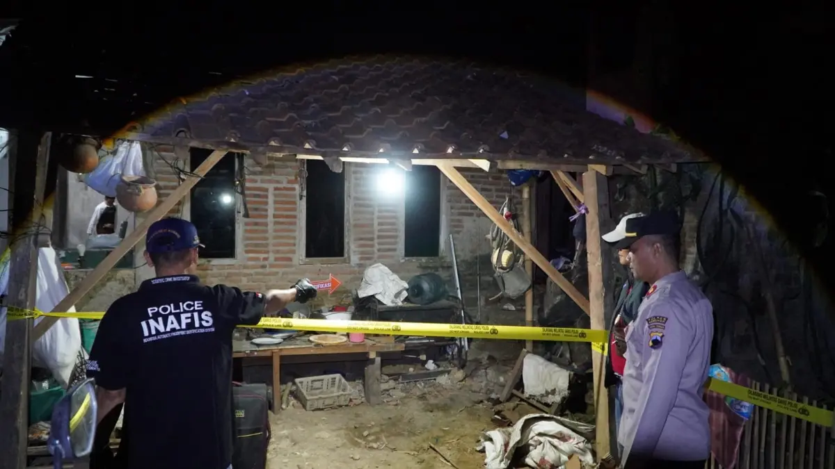 Polsek Poncowarno mendatangi lokasi kebakaran yang terjadi di rumah milik warga Desa Soka, Kecamatan Poncowarno. (Dokumentasi Polres Kebumen)