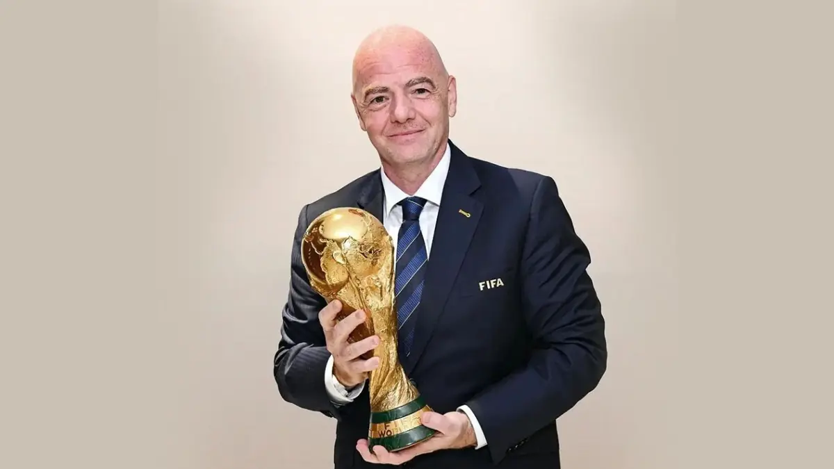 Presiden Fifa Giofanni Memegang Piala Dunia. (Istimewa)