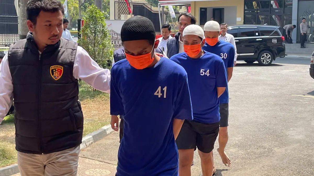 SADIS: Tiga pelaku masing-masing berinisial DS, BG, dan APB, digiring petugas kepolisian di Mapolres Bantul, Senin (31/8). (Aris Romadhon/Radar Jogja)