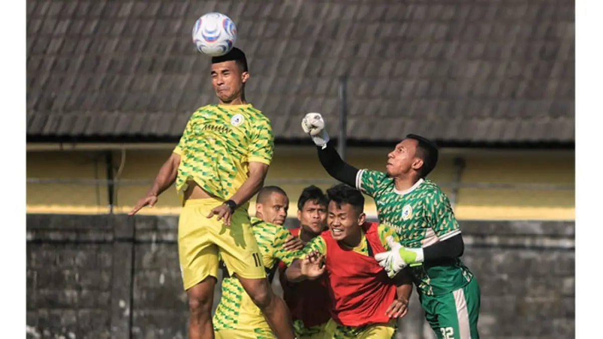 SIAP TEMPUR: Pemain PSS Sleman latihan jelang keberangkatan ke Bali di Lapangan Pakembinangun, Pakem, kemarin (1/9). Super Elja akan menghadapi Bali United di Stadion I Wayan Dipta, Jumat (4/9). (Elang Kharisma Dewangga/Radar Jogja)