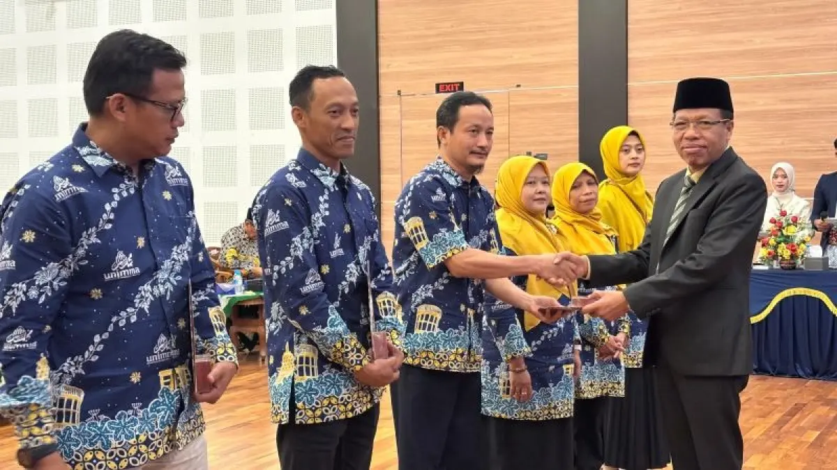 SIMBOLIS: Civitas akademika Unimma memberikan penghargaan kepada civitas akademika pada momentum puncak peringatan Milad ke-62 Senin (31/8). ( NAILA NIHAYAH/RADAR JOGJA)