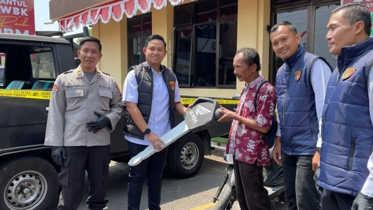 SIMBOLIS: Jajaran Polres Bantul menyerahkan kembali sepeda motor milik korban curanmor Senin (31/8). (ARIS ROMADHON/RADAR JOGJA)