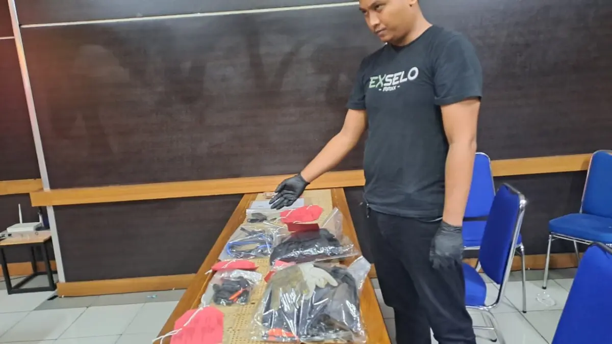 BARANG BUKTI: Polisi menunjukkan sejumlah barang bukti kasus pencurian kabel tower telekomunikasi di Semugih, Rongkop. (Dzika Fajar/Radar Jogja)