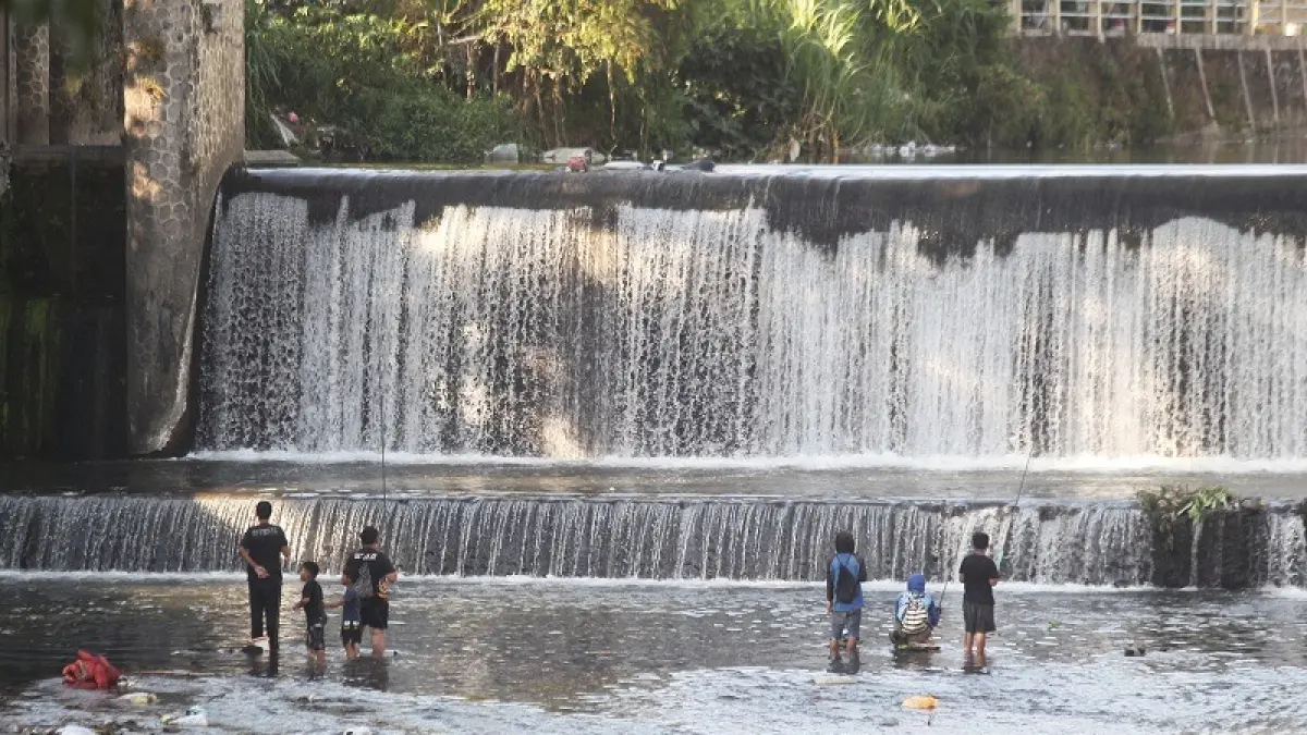 BERAKTIVITAS: Warga memancing di Sungai Winongo, Kota Jogja, Rabu (2/9/2026). Memasuki musim penghujan, kenaikan debit hingga potensi luapan sungai perlu diantisipasi.&nbsp;GUNTUR AGA TIRTANA/RADAR JOGJA
