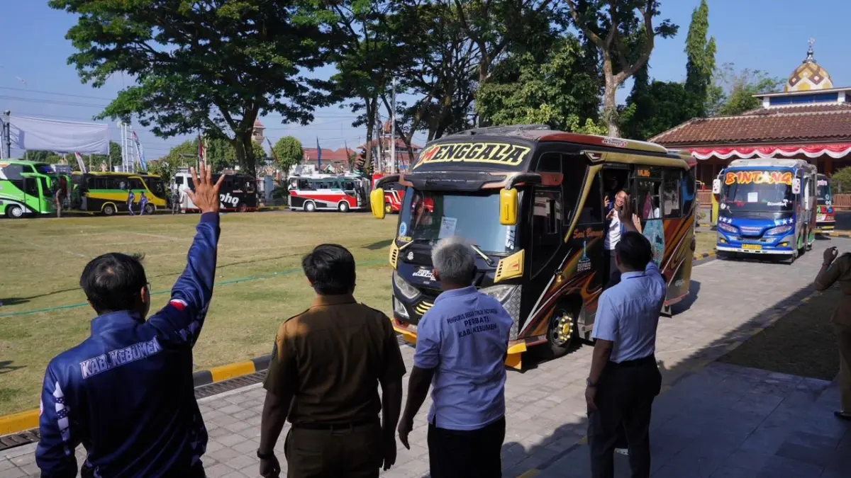 Bupati Kebumen Lilis Nuyani melepas kontingen atlet Kebumen untuk berangkat menuju area Popda Jawa Tengah Tahun 2026, Selasa (1/9).(Dokumentasi Prokopim Kebumen)
