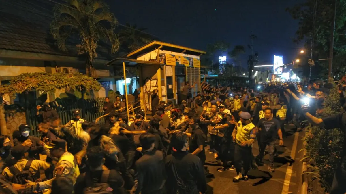 Demo Aliansi Masyarakat Sipil hingga Malam Hari di Simpang Empat Jalan Jenderal Sudirman Sempat Memanas