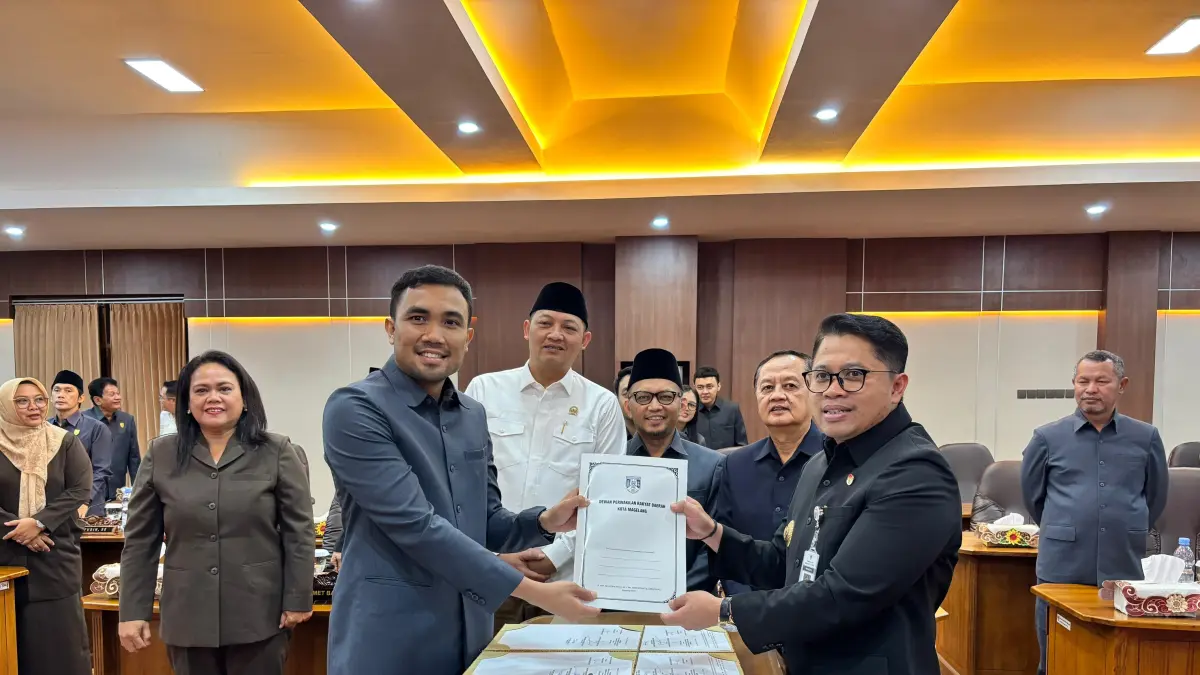 Ketua DPRD bersama wali Kota Magelang usai menandatangani hasil rapat paripurna, Rabu (2/8).