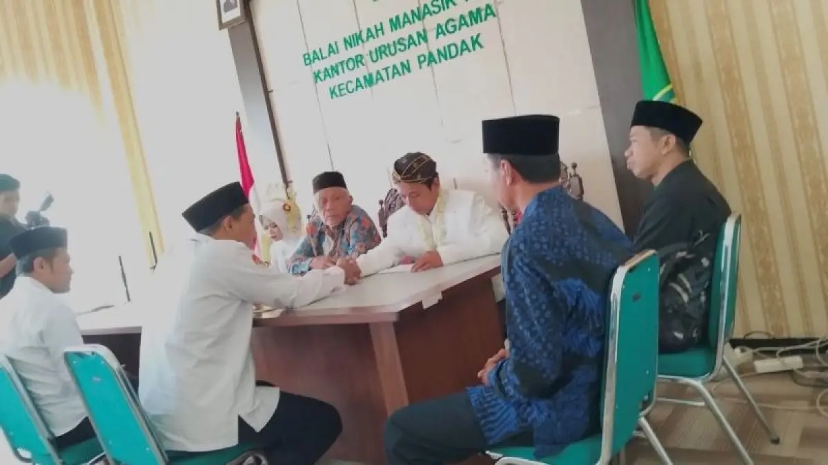 KHIDMAT: Penghulu KUA Pandak Alfandi Ilham Syafarsah saat memandu prosesi ijab kabul di KUA Pandak beberapa waktu lalu. (ISTIMEWA)