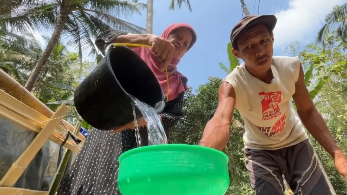 KRISIS AIR: Warga Papak, Kalirejo, Kokap, Kulon Progo mengambil air bersih bantuan dari SAR Sigap untuk kebutuhan sehari-hari Rabu (2/9). (ANOM BAGASKORO/RADAR JOGJA)