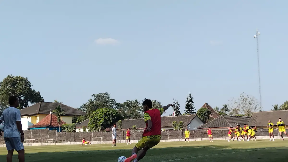 Para pemain PSS Sleman saat berlatih set piece.&nbsp;