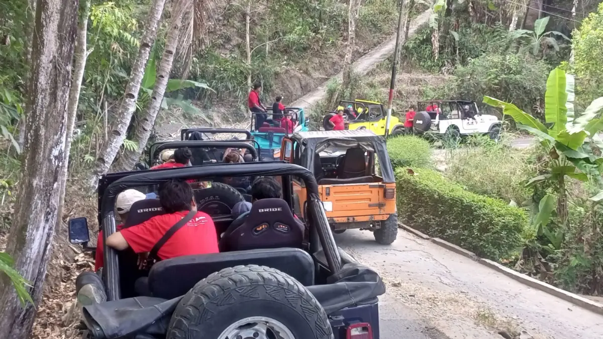  Peserta one day tour menikmati sensasi menyusuri kawasan perbukitan Menoreh, Rabu (2/9).