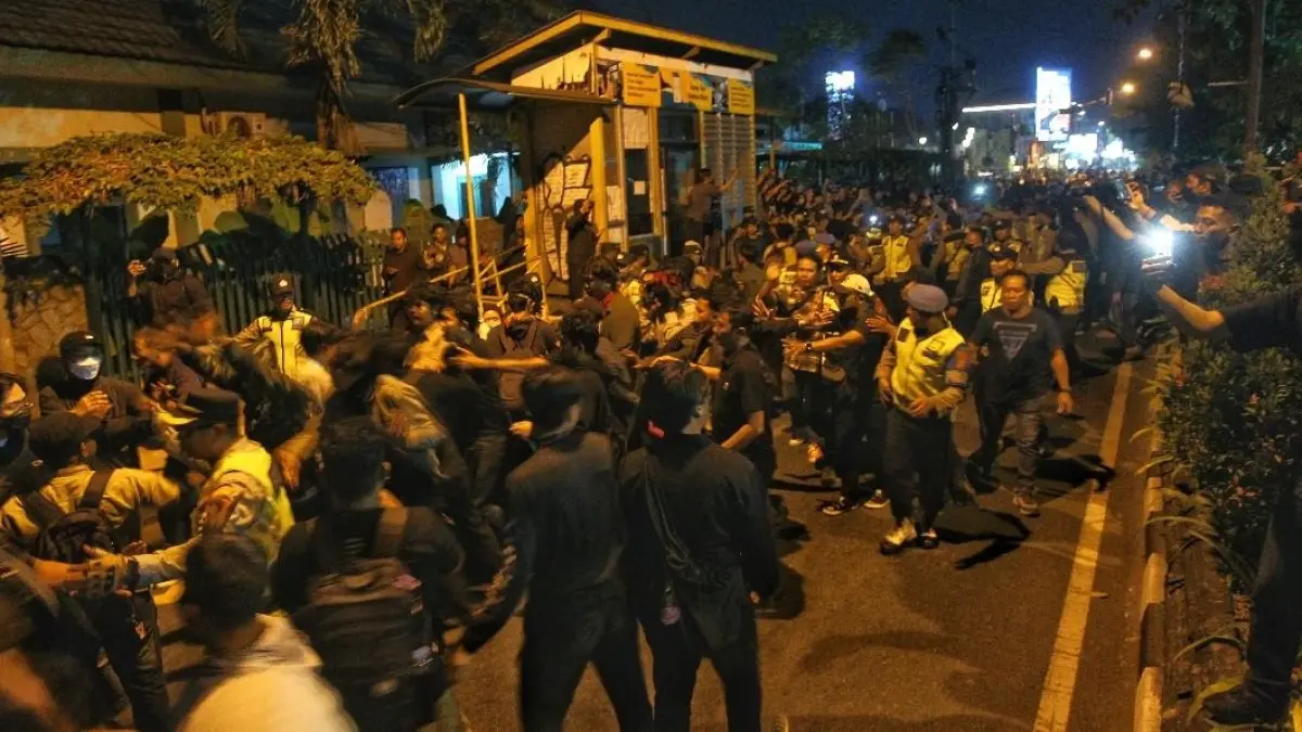 RICUH: Mahasiswa dan berbagai elemen masyarakat lainnya melakukan aksi unjuk rasa di Simpang Empat Gramedia Selasa (1/9/2026). (Guntur Aga Tirtana/Radar Jogja)&nbsp;