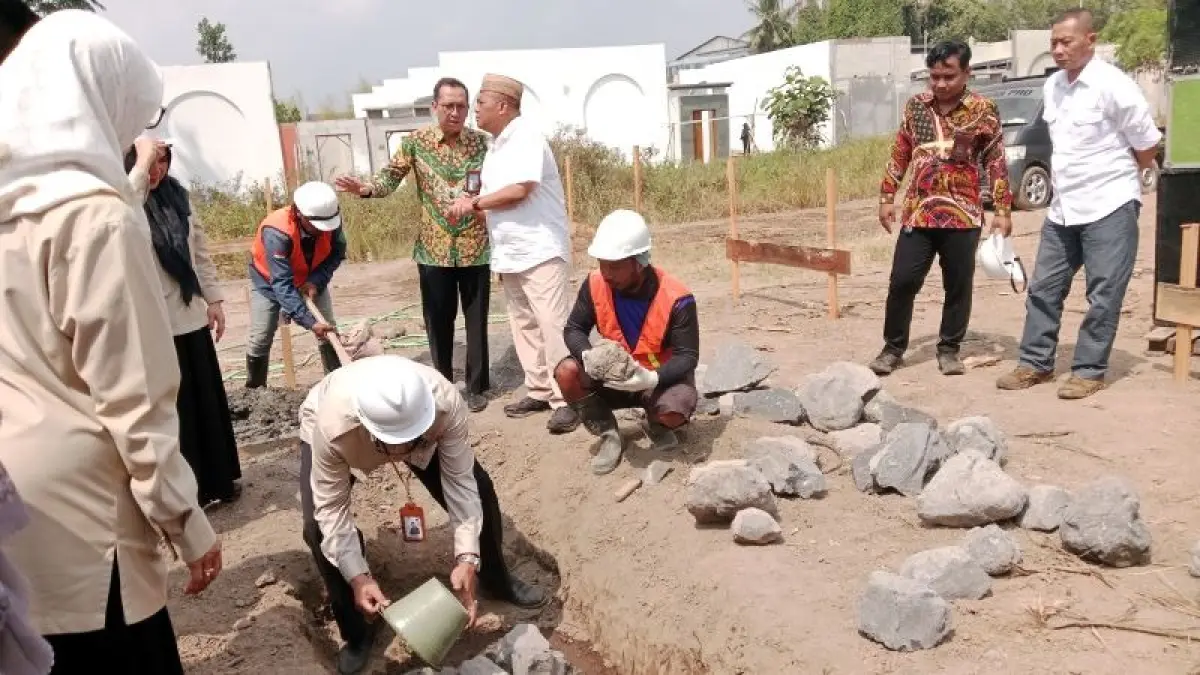 SIMBOLIS: Peletakan batu pertama pembangunan Gedung Pusat Layanan Haji dan Umrah Terpadu (PLHUT) Kabupaten Sleman Rabu (2/9).&nbsp;(Delima Purnamasari/Radar Jogja)