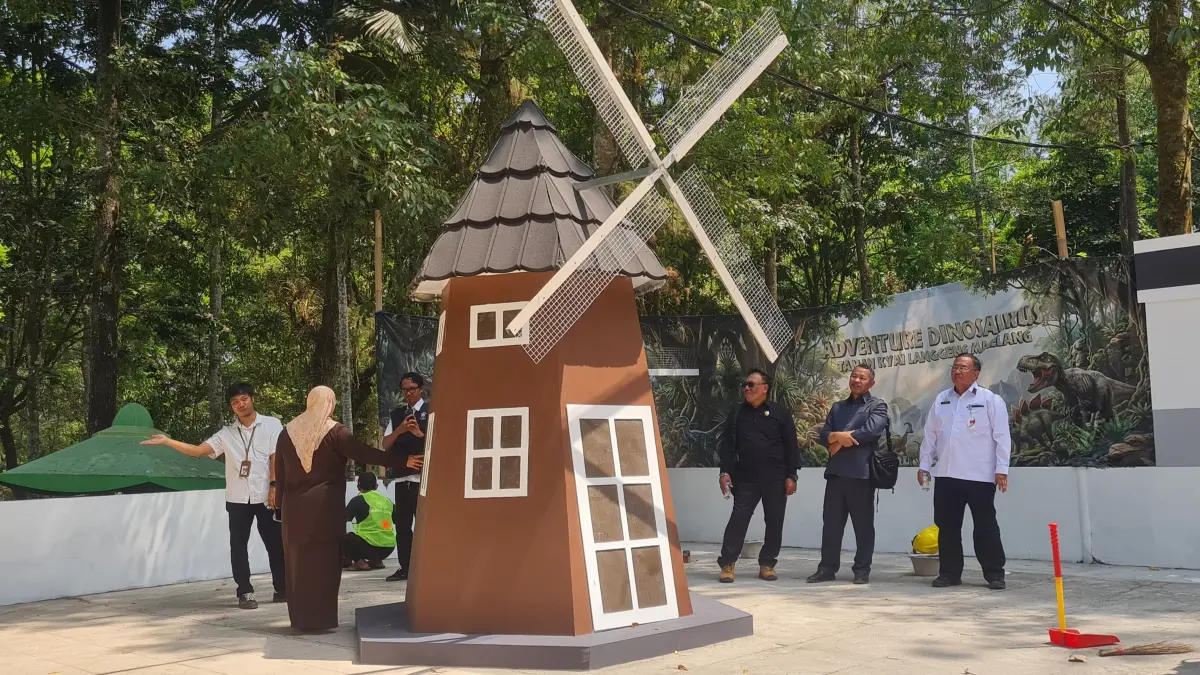 TINJAUAN: Komisi B DPRD Kota Magelang meninjau sejumlah pembangunan di Taman Kyai Langgeng, Rabu (2/9). (NAILA NIHAYAH/RADAR JOGJA)&nbsp;