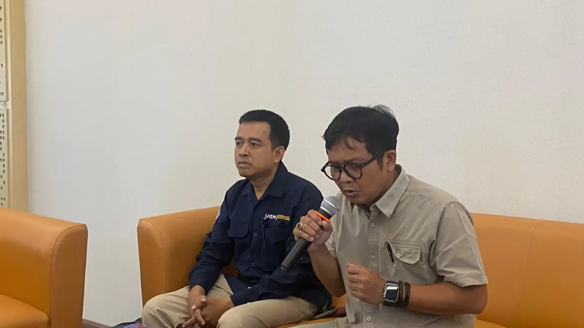 Wakil Rektor UGM Bidang Kemahasiswaan, Pengabdian kepada Masyarakat, dan Alumni Arie Sujito memberikan pernyataan mengenai mahasiswa UGM yang alami luka saat aksi unjuk rasa. (Cintia Yuliani/Radar Jogja)&nbsp;