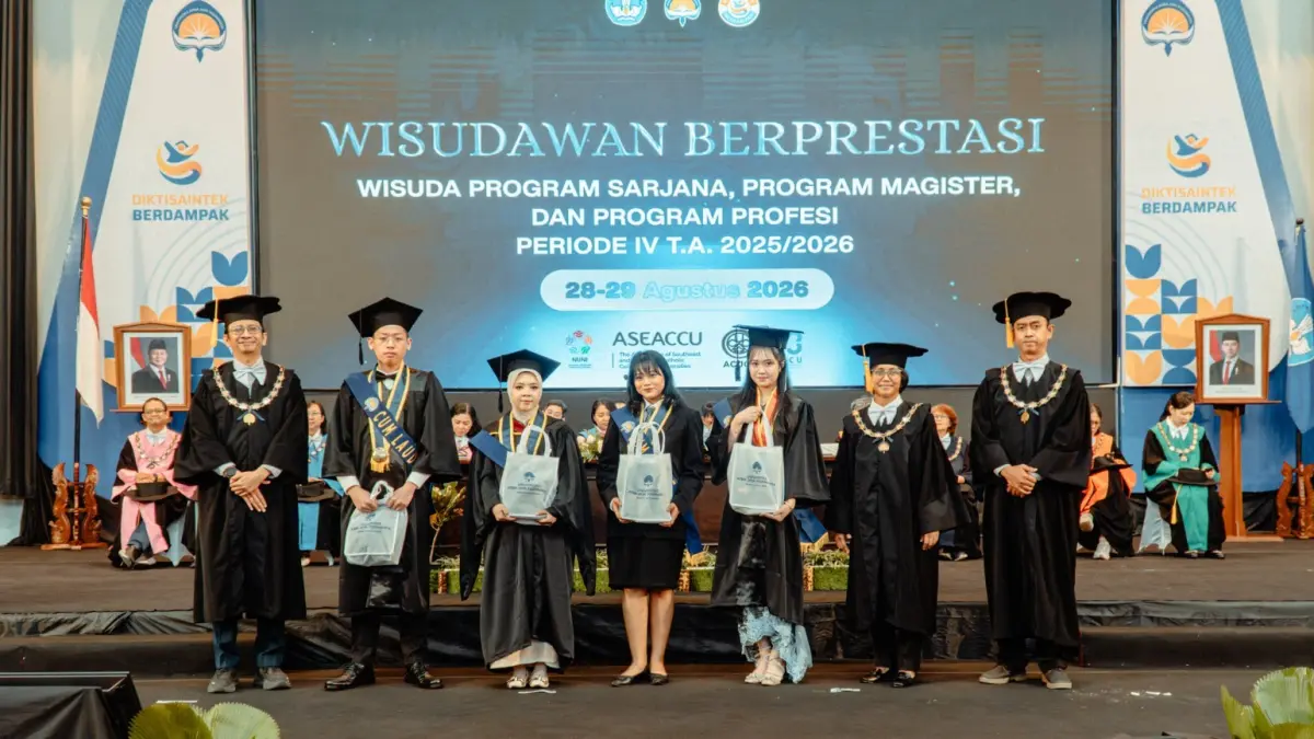 Wisudawan berprestasi UAJY