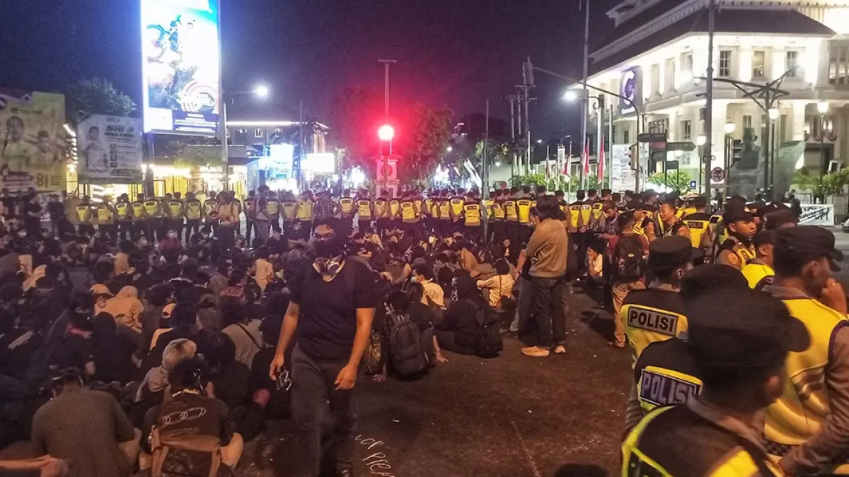 Aliansi Masyarakat Sipil menggelar aksi unjuk rasa di simpang empat Jalan Jenderal Sudirman, Kota Jogja, Selasa malam (1/9). Massa mulai menduduki kawasan tersebut sekitar pukul 16.30 WIB. Guntur Aga Tirtana/Radar Jogja