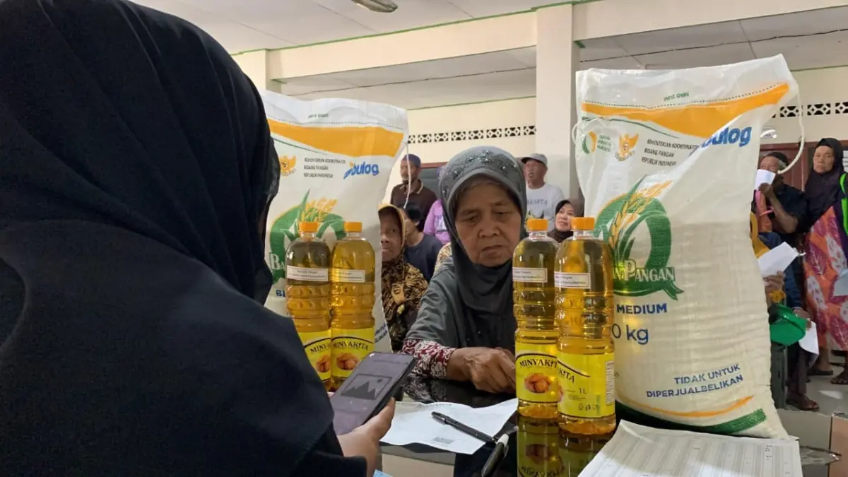 ANTRE: Warga Kalurahan Giripeni mengantri untuk mendapatkan bantuan pangan non tunai. (ANOM BAGASKORO/RADAR JOGJA)