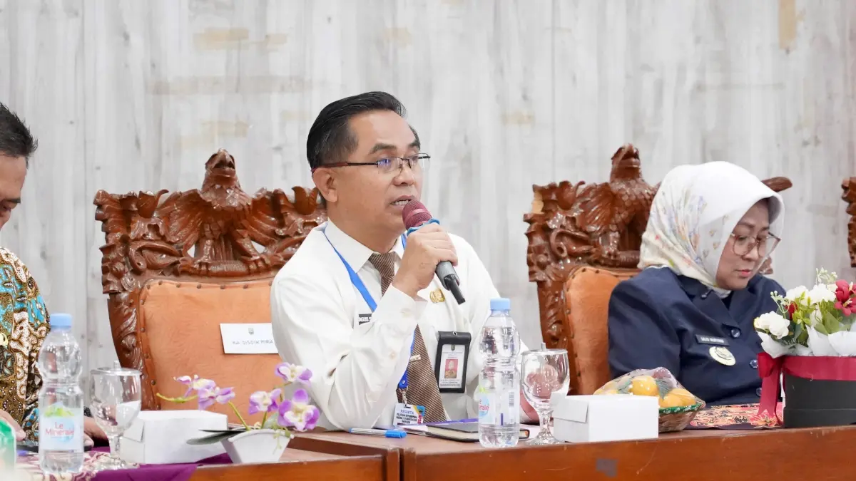 Bupati Kebumen Lilis Nuryani memimpin rapat evaluasi pengiriman kontingen Popda di gedung Disdikpora Kebumen, Kamis (3/9). (Dokumentasi Prokopim Kebumen)