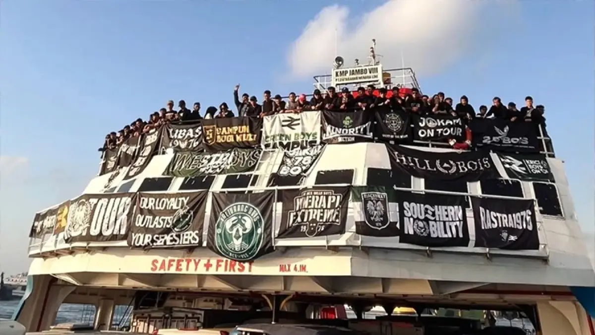 BEDOL DESA: Ribuan suporter pendukung PSS Sleman memadati kapal yang menyeberangkan dari Pelabuhan Ketapang, Banyuwangi menuju Gilimanuk, Bali. Sleman Fans ini akan mendampingi Super Elja menghadapi tuan rumah Bali United di Stadion Kapten I Wayan  Dipta, Giayanr, Bali, malam ini.
