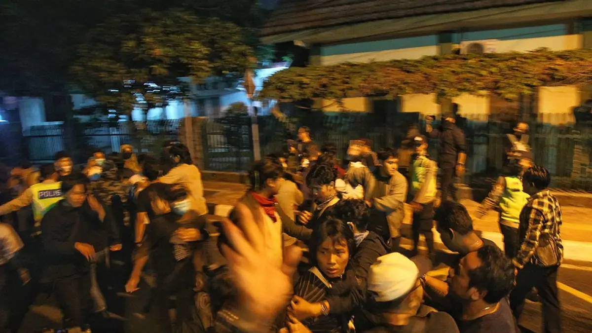Situasi sempat memanas. Terjadi gesekan antara massa aksi dengan aparat serta sekelompok warga yang ikut berjaga di sekitar lokasi. Guntur Aga Tirtana/Radar Jogja
