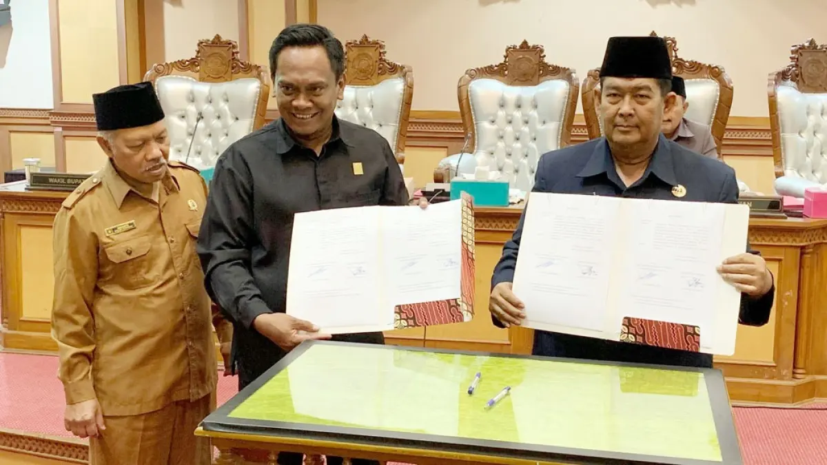 TANDA TANGAN: Ketua DPRD dan Bupati Kulon Progo menandatangani nota kesepahaman saat Rapat Paripurna. ANOM&nbsp;BAGASKORO/RADAR JOGJA