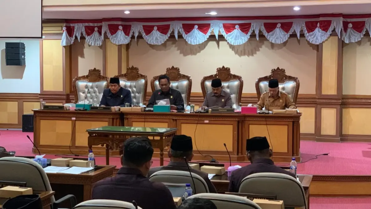 TANDA TANGAN: Ketua DPRD dan Bupati Kulon Progo menandatangani nota kesepahaman saat Rapat Paripurna. (ANOM BAGASKORO/RADAR JOGJA)
