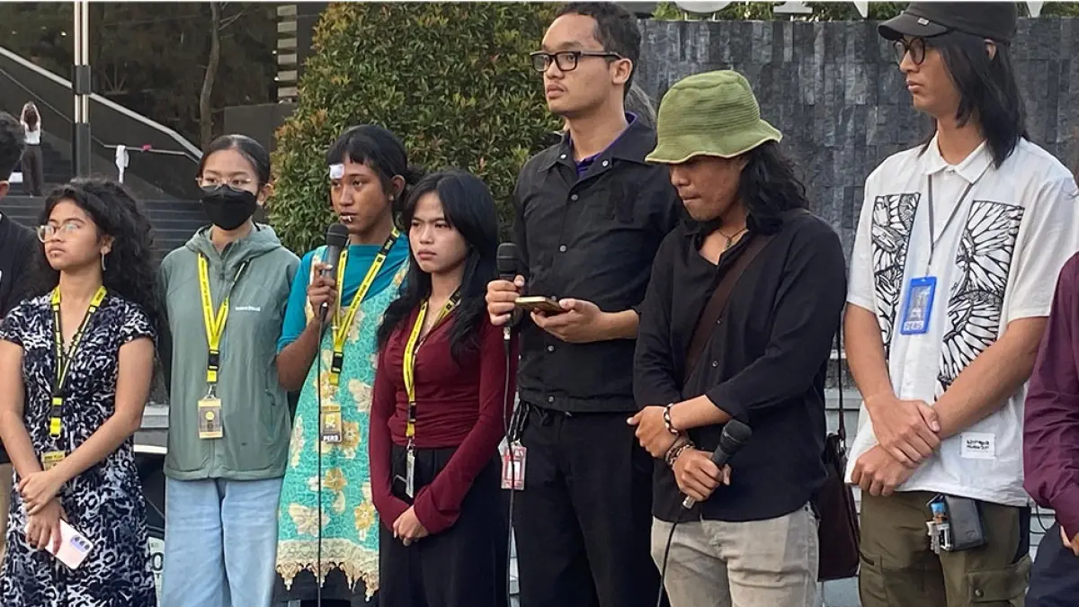 Tere (memegang mic), jurnalis dari Pijar UGM saat menjelaskan kronologi kekerasan di Simpang Empat Gramedia. Cintia Yuliani/Radar Jogja

