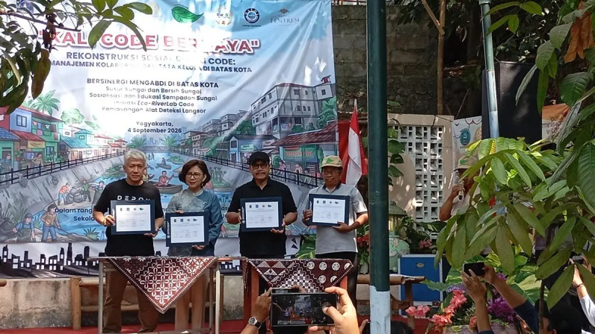 TEKEN MOU: Wali Kota Jogja Hasto Wardoyo bersama dengan Sekda Sleman Abu Bakar, Rektor UGM Ova Emilia dan Komunitas Sungai Code usai menandatangani kerja sama revitalisasi Sungai Code di Kampung Jetisharjo, Jetis, Jumat (4/9/2026). IWAN NURWANTO/RADAR JOGJA