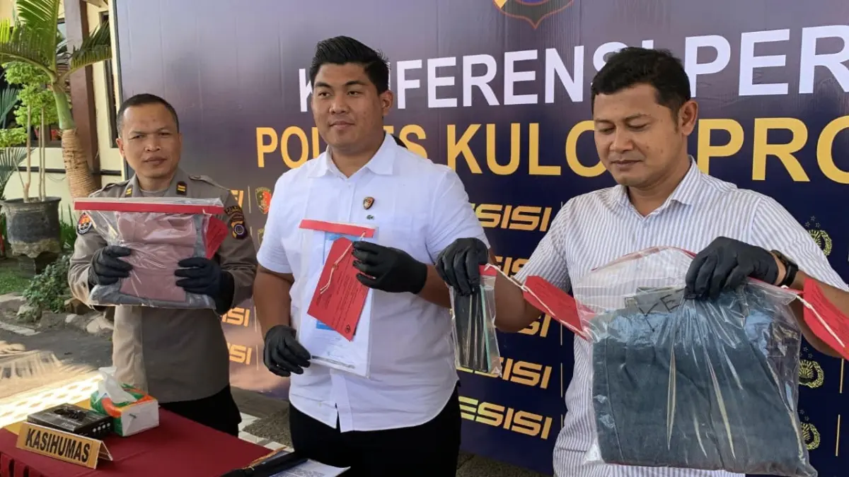 ANGKAT: Kasatreskrim Polres Kulon Progo mengangkat barang bukti untuk ditunjukkan ke arah media. (ANOM BAGASKORO/RADAR JOGJA)