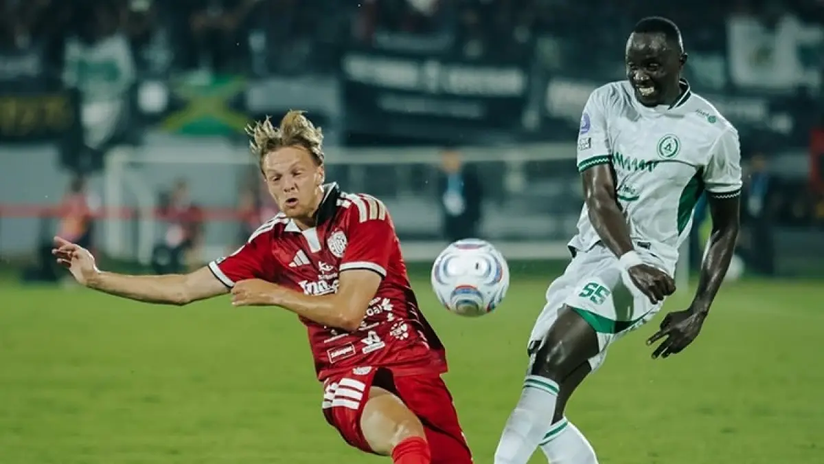 Bek asing PSS Sleman Christope Nduwarugira saat berduel dengan gelandang asing Bali United Remco Balk di Stadion I Wayan Dipta, Gianyar, Bali, Jumat (4/9/2026) malam. (Foto: Dokumentasi PSS Sleman)