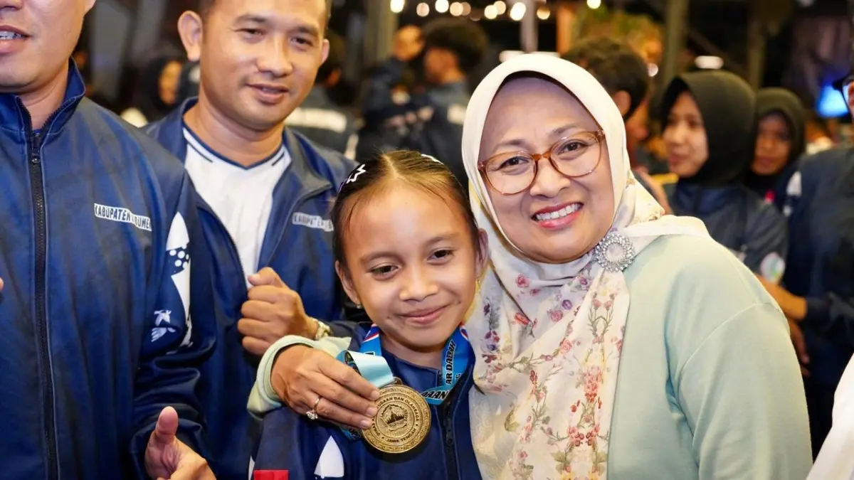 Bupati Kebumen Lilis Nuryani memberikan motivasi saat jamuan makan malam bersama atlet Popda tingkat Jawa Tengah Tahun 2026. (Dokumentasi Prokopim Kebumen)