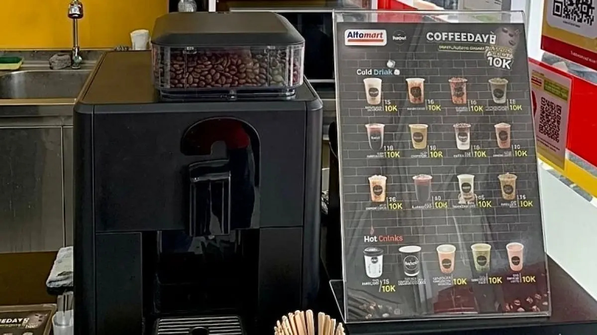 Daftar menu Been Coffee Day di salah satu gerai Alfamart di Yogyakarta. Alfamart memberikan promo kopi siap minum Been seharga Rp10.000 setiap Senin, Rabu, dan Jumat. (Foto: Della Hardi)