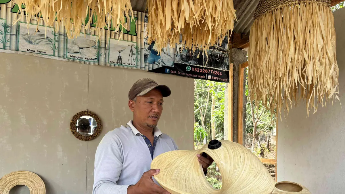 Heri membuat aneka kreasi dari bambu, kemudian dijual hingga ke luar negeri.
