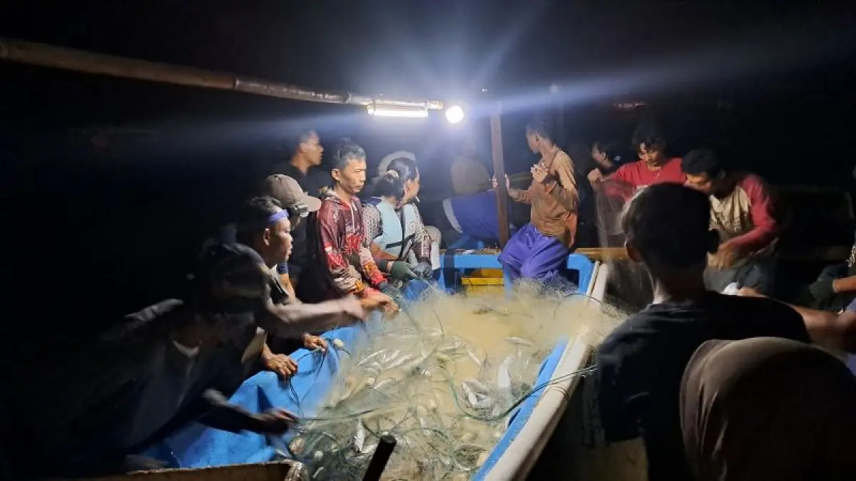 JADI REBUTAN: Nelayan kembali melaut dan membawa ikan lisong yang dijual murah di Pantai Baron Kamis (3/9) malam. (DZIKA FAJAR/RADAR JOGJA)