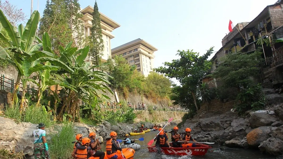 Kegiatan susur dan bersih-bersih Sungai Code yang dimulai dari belakang Hotel Tentrem menuju Pasar Minggon, Kemantren Jetis, Kota Jogja, Jumat (4/9/2026). GUNTUR AGA TIRTANA/RADAR JOGJA 