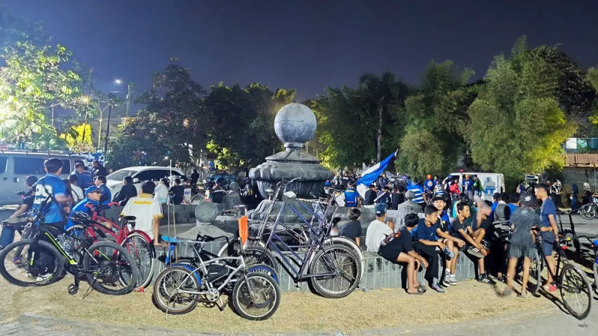 MERIAH: Ribuan suporter memadati kawasan wisma PSIM Jogja untuk mengikuti gowes sepeda bersama menuju Tugu Jogja, tadi malam (4/9). Fahmi Fahriza/Radar Jogja