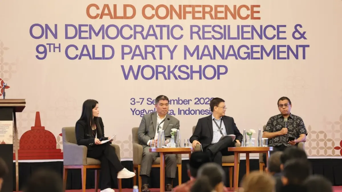 Kepala Badan Riset PDI Perjuangan sekaligus Senior Advisor LAB 45 Andi Widjajanto (kanan) saat menjadi panelis utama dalam Session I: Anatomy of Democratic Backsliding in Southeast Asia pada CALD Conference 2026 di Hotel Royal Ambarrukmo, Yogyakarta, Jumat (4/9/2026).