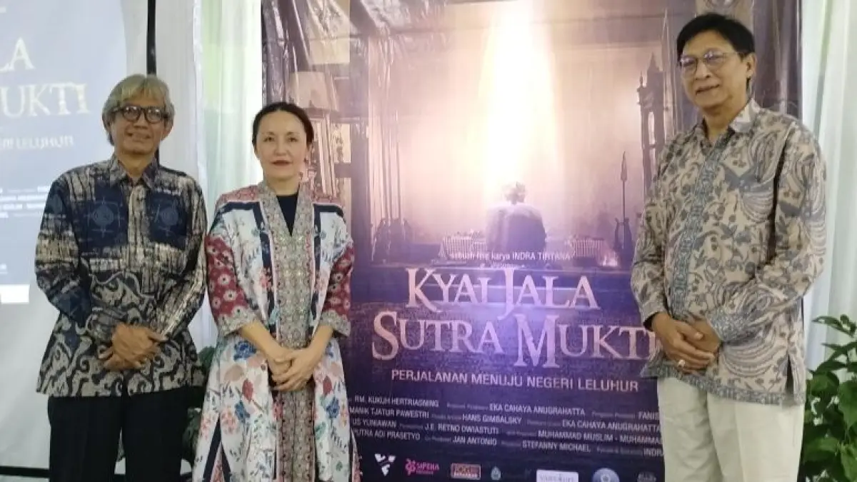 Dari kiri, Indra Tirtana, Stefani Michael, dan RM Kukuh Hertriasning atau Gusti Aning di sela screening film dokumenter “Kyai Jala Sutra Mukti” di Dalem Benawan, Yogyakarta, Sabtu malam, 5 September 2026. (iwa ikhwanudin/Radar Jogja)&nbsp;